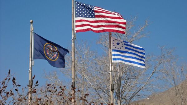 Доскорашња застава Јуте (лево), застава САД и застава Мормона оснивача Јуте - Sputnik Србија