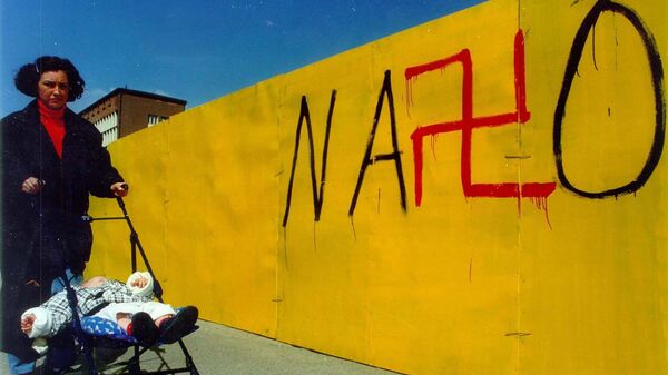 Graffiti na ulicah Novi-Sada vo vremя bombardirovki NATO Юgoslavii, 1999 god - Sputnik Srbija