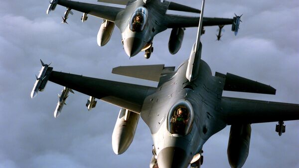 Два истребителя F-16 Fighting Falcons ВВС США во время операции НАТО Союзные силы 20 апреля 1999 года - Sputnik Србија