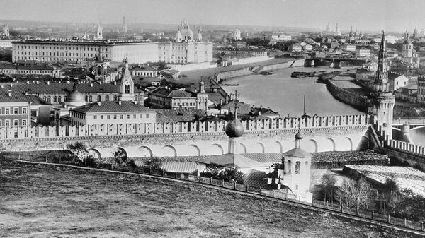 Vid s Ivanovskoй kolokolьni na Moskvu-reku u sten Kremlя, 1890 god - Sputnik Srbija
