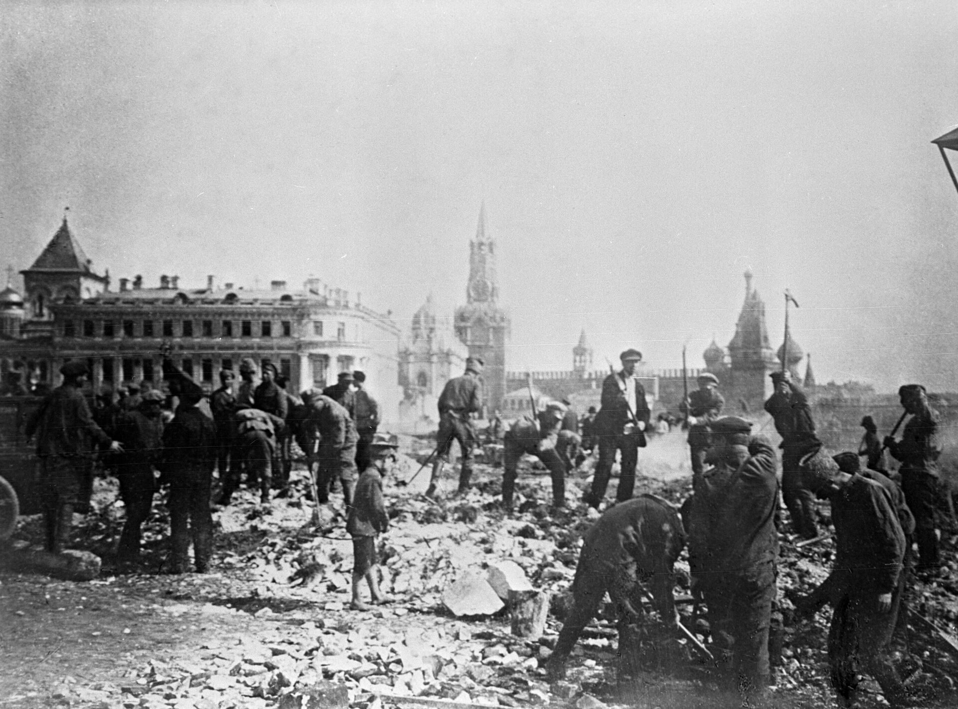 Pervomaйskiй subbotnik na territorii moskovskogo Kremlя. Moskva, 1918 god - Sputnik Srbija, 1920, 22.03.2023