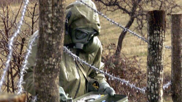 Vojnik meri radioaktivnost u zoni bombardovanja, Preševo, Srbija - Sputnik Srbija