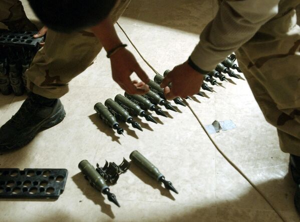 Pripadnik specijalnih snaga SAD Serđio Kardenas stoji iznad municije sa osiromašenim uranijumom kalibra 25 milimetara 11. februara 2004 u njegovoj bazi u Tikritu, 180 km severno od Bagdada. Vojnici popisuju municiju dok se pakuju za povratak u SAD. - Sputnik Srbija