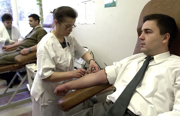 Припадници румунске војне полиције који су служили у Босни у оквиру мировних снага предвођених НАТО-ом, дају крв за тестирање у Војној болници у Букурешту, 11. јануара 2001. године. Румунски министар одбране наредио је тестирање свих припадника румунске војске који су учествовали у мисијама у бившој Југославији на подручјима на којима је коришћено оружје са осиромашеним уранијумом. - Sputnik Србија