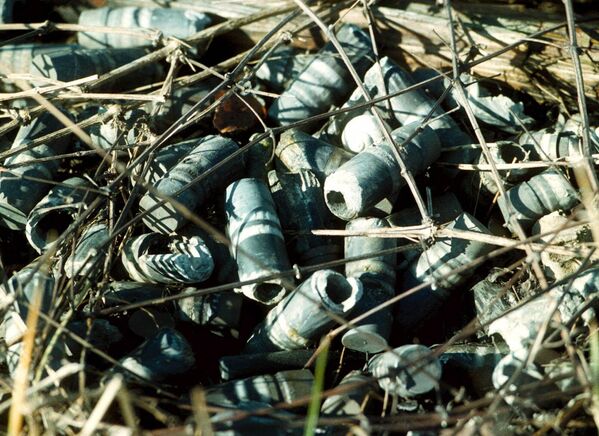 Protivtenkovski meci kalibra 30 milimetara u bivšoj vojnoj fabrici u sarajevskom predgrađu Hadžići, 10. januar 2001. Nemački stručnjaci započeli su merenja radijacije u nekadašnjem vojnom kompleksu u blizini Sarajeva koji je bio meta tokom vazdušnih napada NATO-a 1995. godine na položaje Vojske Republike Srpske kada je korišćena municija sa osiromašenim uranijumom. - Sputnik Srbija