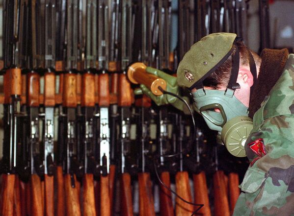 Pripadnik Vojske Republike Srpske meri nivoe radijacije na oružju i vojnoj opremi u vojnoj fabrici u Bratuncu, 17. januar 2001. godine. Fabrika je bila meta tokom vazdušnih napada NATO-a 1995. godine. Vojska navodi da su 22 radnika umrla od nepoznatih uzroka. Bivšem radniku fabrike dijagnostikovan je rak. - Sputnik Srbija