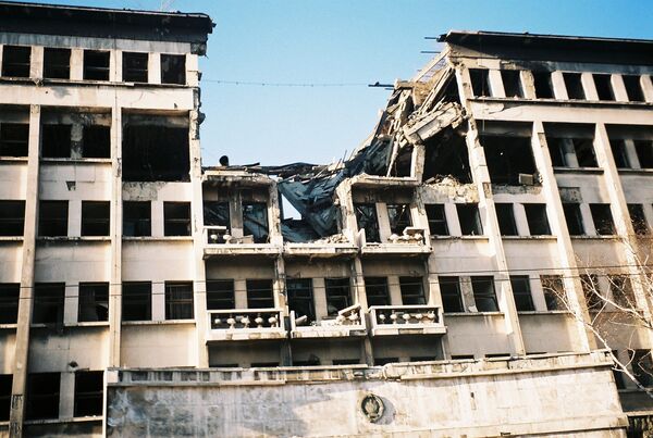 Током агресије против СРЈ, 26. марта 1999. године, НАТО авијација је циљала око 40 установа и насеља. Војни гарнизони су били главна мета, посебно војне установе где су војници били смештени.На фотографији: Зграда Министарства унутрашњих послова у Београду уништена у НАТО бомбардовању. - Sputnik Србија