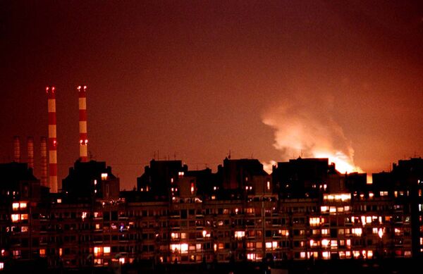 NATO bombardovanje SRJ zvanično je počelo 24. marta 1999. godine u 19 časova i 55 minuta.Na fotografiji: Beograd u plamenu - Sputnik Srbija