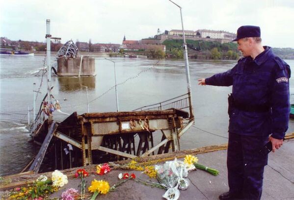 Tu su pale dve bombe: jedna je pogodila zgradu u kojoj se nalaze razni uređaji i osoblje za održavanje veza prema Jastrepcu, dok je druga pogodila predajnik, visok 128 metara, koji se prelomio na nekoliko delova i pao preko zgrade. Zapaljen je i mali deo antene koja je prenosila signal za Mobtel mrežu.Na fotografiji: Nato avijacija srušila je Varadinski most na Dunavu koji povezuje bačku i sremsku stranu Novog Sada. - Sputnik Srbija