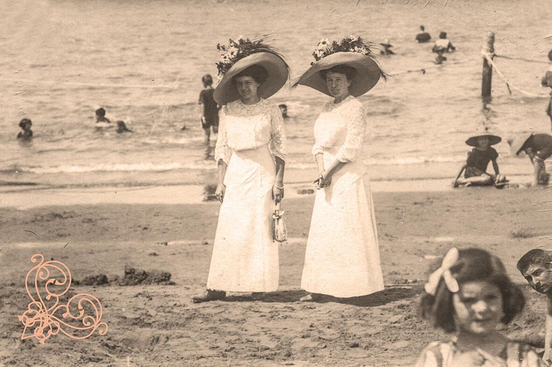 Milica Ćurčić i Jelena Milojević na plaži u Ševeningenu 1918.godine - Sputnik Srbija, 1920, 24.03.2023