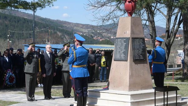 Ministar odbrane Miloš Vučević polaže venac na spomenik žrtvama NATO agresije u kasarni u Raškoj - Sputnik Srbija