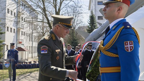 General Miloš Mojsilović polaže venac u kasarni Banjica u znak sećanja na žrtve NATO agresije - Sputnik Srbija