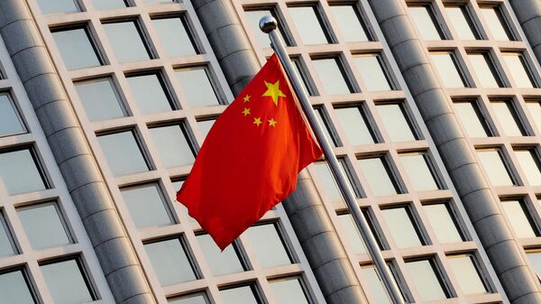 Kineska zastava ispred zgrade Ministarstva spoljnih poslova Kine u Pekingu - Sputnik Srbija