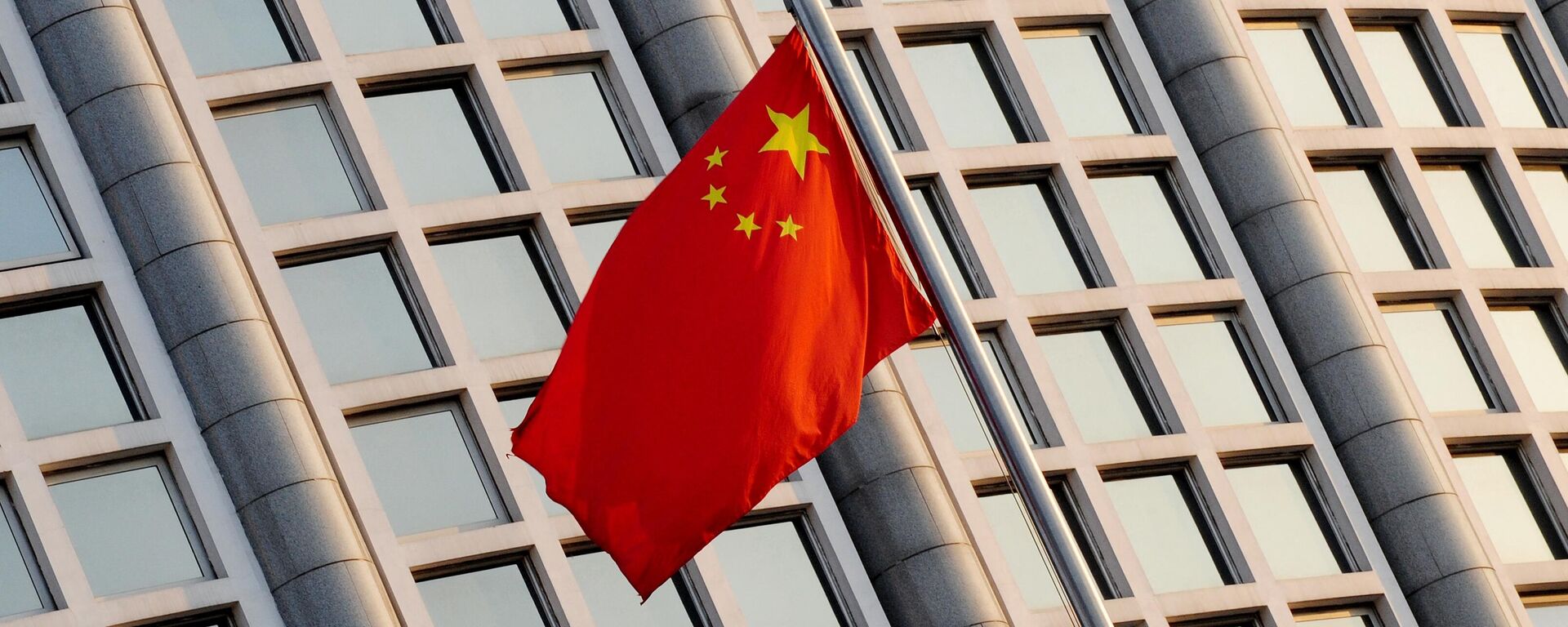 Kineska zastava ispred zgrade Ministarstva spoljnih poslova Kine u Pekingu - Sputnik Srbija, 1920, 27.03.2023