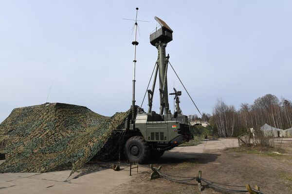 Mobilni toranj antenskog stuba PVO raketnog sistema u Lunineckom okrugu Belorusije na granici sa Ukrajinom. - Sputnik Srbija