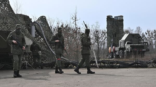 Военнослужащие зенитного ракетного полка, созданного в Лунинецком районе Брестской области для усиления системы ПВО Белоруссии на белорусско-украинской границе - Sputnik Србија