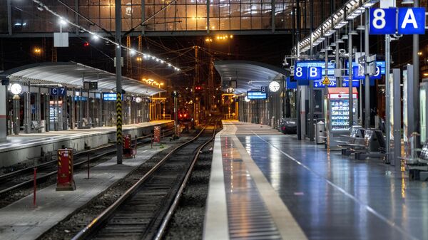 Prazan peron na glavnoj železničkoj stanici u Frankfurtu - Sputnik Srbija