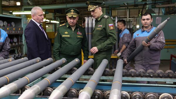 Ministar odbrane Rusije Sergej Šojgu posetio odbrambena preduzeća u Rusiji - Sputnik Srbija