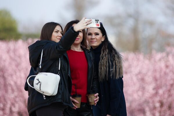 Selfi devojaka u parku u Krasnodaru, na jugu Rusije. - Sputnik Srbija