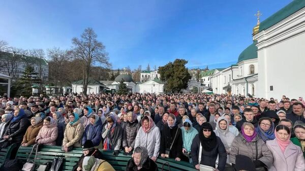 Несколько тысяч верующих пришли в Киево-Печерскую лавру 26 марта - Sputnik Србија