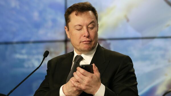 Основатель SpaceX Илон Маск шутит с журналистами, делая вид, что ищет ответ на вопрос по мобильному телефону во время пресс-конференции - Sputnik Србија