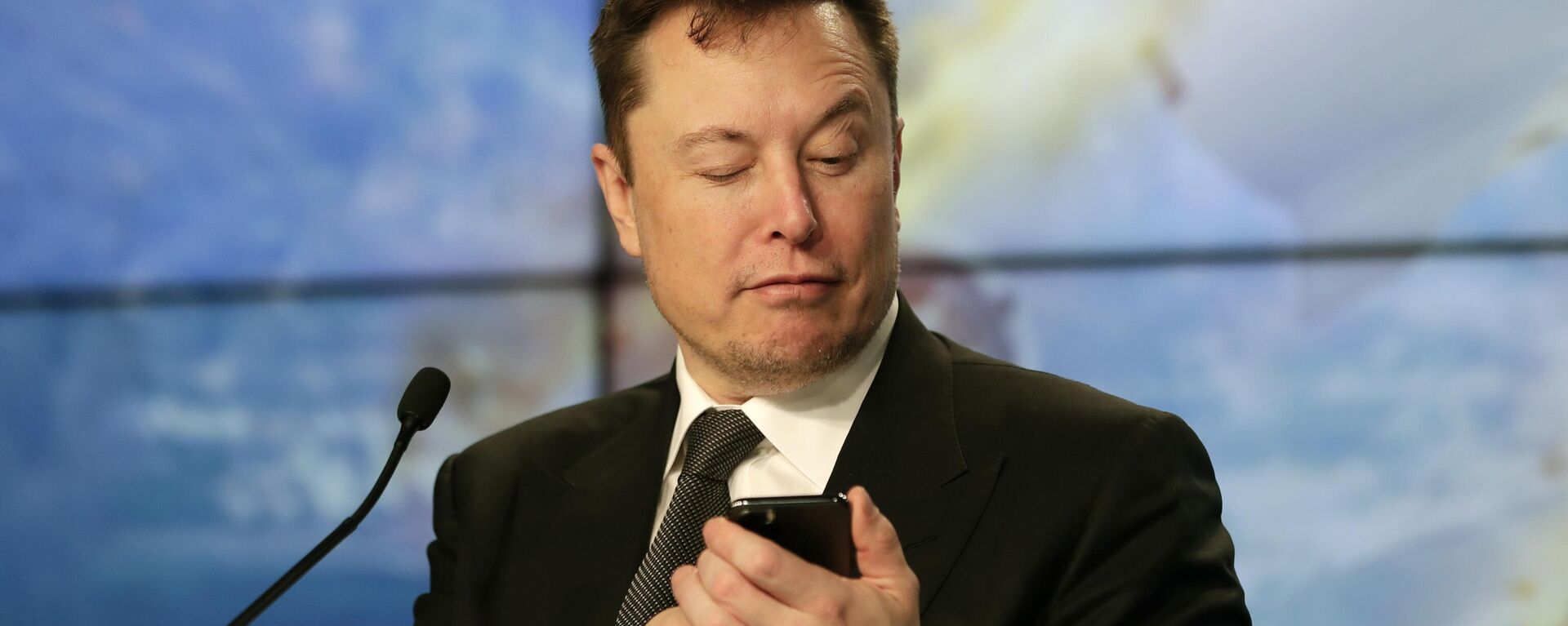 Основатель SpaceX Илон Маск шутит с журналистами, делая вид, что ищет ответ на вопрос по мобильному телефону во время пресс-конференции - Sputnik Србија, 1920, 11.09.2023