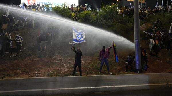 Izraelska policija koristi vodene topove protiv demonstranata u Tel Avivu - Sputnik Srbija
