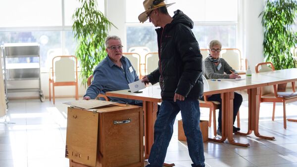 Мушкарац гласа на бирачком месту током парламентарних избора у Турку у Финској, у недељу, 2. априла 2023. - Sputnik Србија