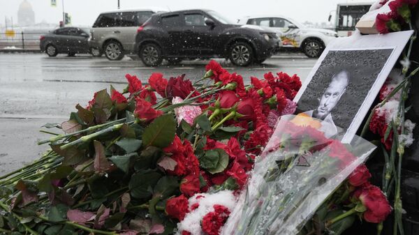 Цвеће испред кафића у којем је убијен Владлен Татарски - Sputnik Србија