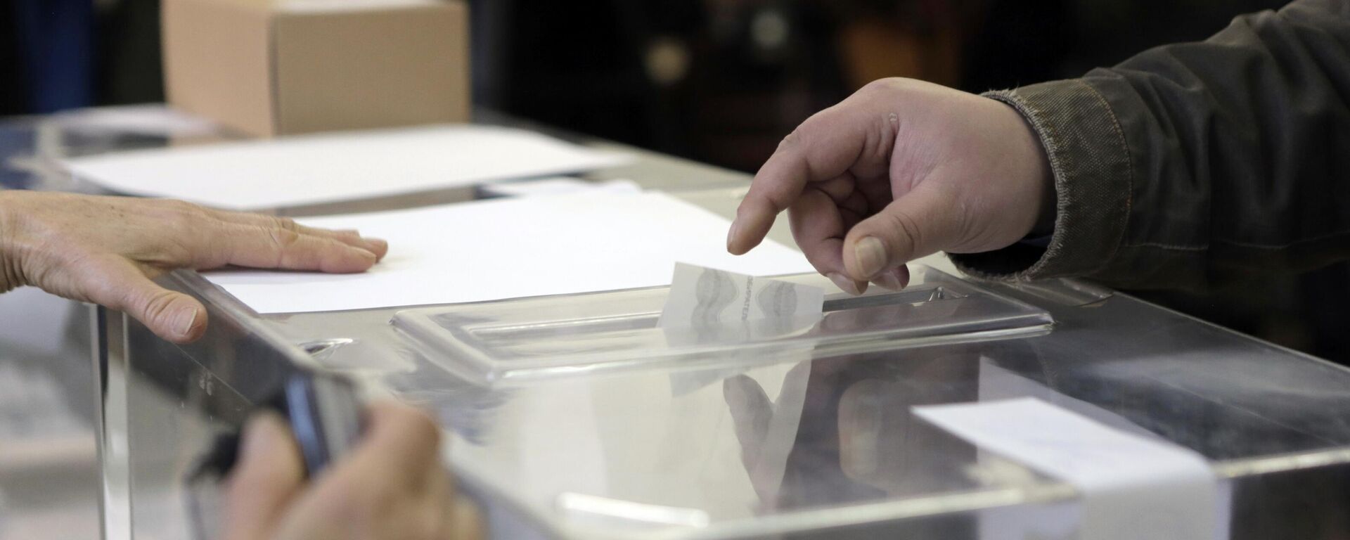 Glasačka kutija na izborima u Sofiji - Sputnik Srbija, 1920, 03.04.2023