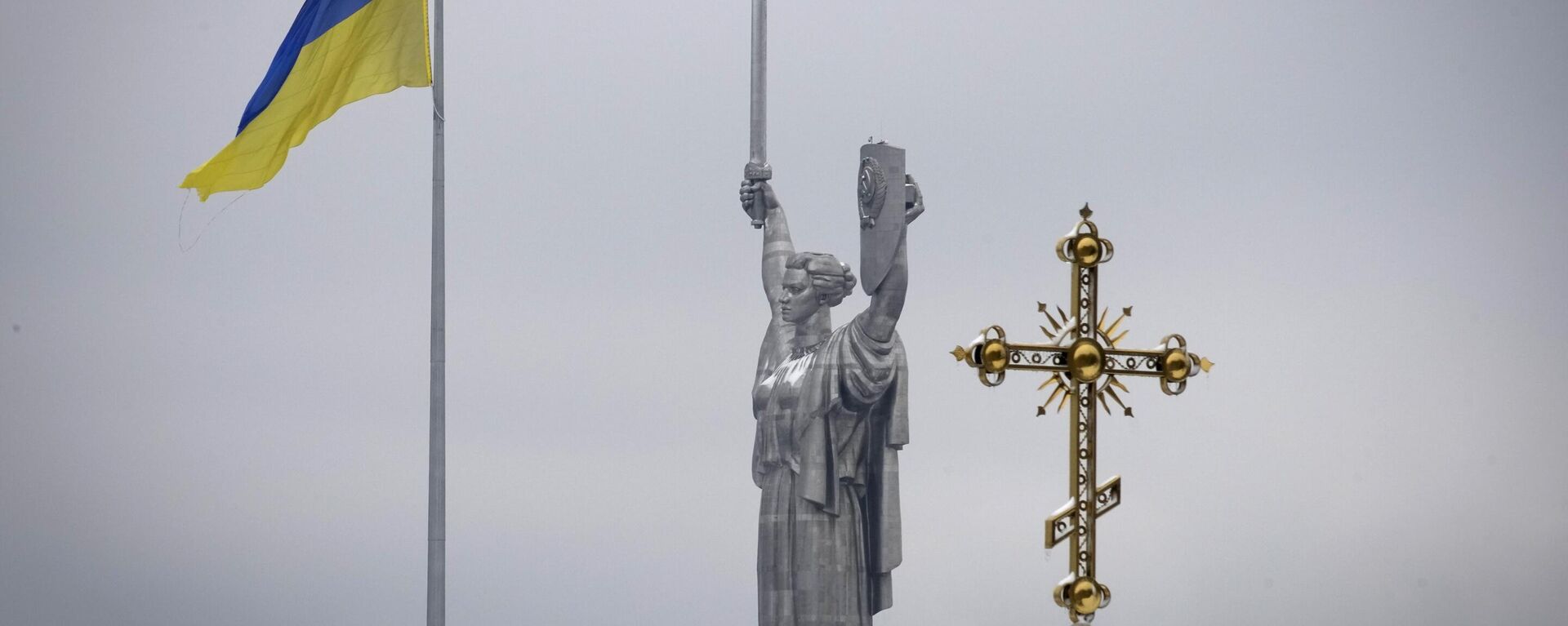 Krst manastirskog kompleksa Kijevsko-pečerske lavre ispred zastave Ukrajine i spomenika Majka-domovina u Kijevu - Sputnik Srbija, 1920, 09.04.2023