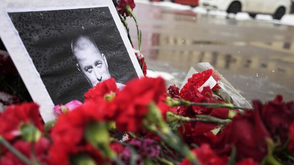 Цвеће на месту експлозије у Санкт Петербургу у којој је погинуо ратни репортер Владлен Татарски - Sputnik Србија