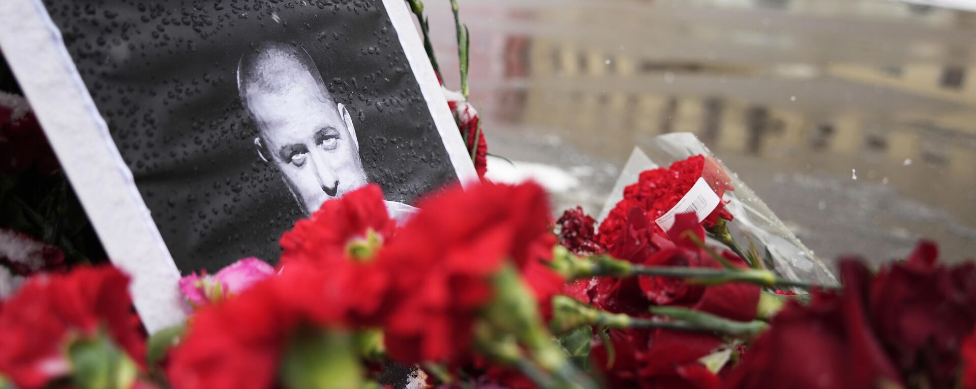 Цвеће на месту експлозије у Санкт Петербургу у којој је погинуо ратни репортер Владлен Татарски - Sputnik Србија, 1920, 03.04.2023