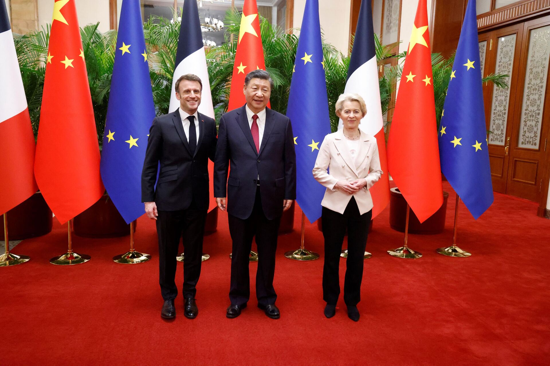 Predsednik Francuske Emanuel Makron, predsednik Kine Si Đinping i šefica Evropske komisije Ursula fon der Lajen pre sastanka u Pekingu - Sputnik Srbija, 1920, 07.04.2023