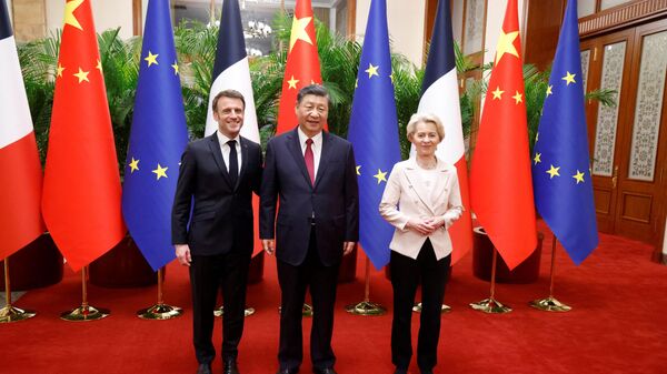 Predsednik Francuske Emanuel Makron, predsednik Kine Si Đinping i šefica Evropske komisije Ursula fon der Lajen pre sastanka u Pekingu - Sputnik Srbija