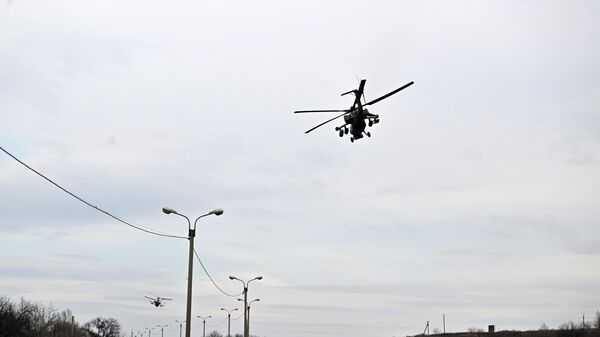 Вертолеты Ка-52 (слева) и Ми-28 ВС РФ в небе в зоне проведения специальной военной операции - Sputnik Србија