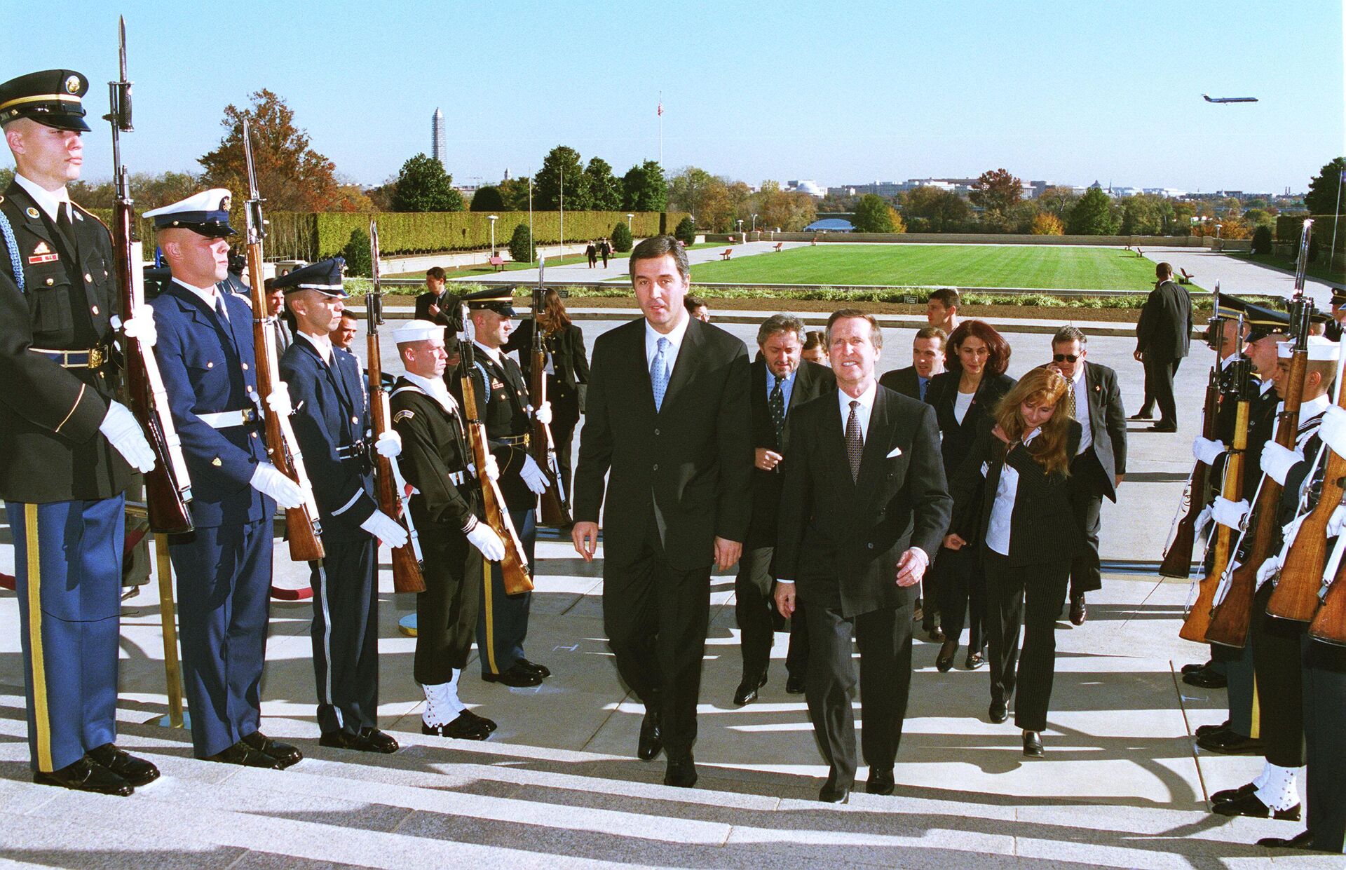 Sastanak Mila Đukanovića i američkog ministra odbrane Vilijema Koena u novembru 1999. godine u Pentagonu - Sputnik Srbija, 1920, 07.04.2023
