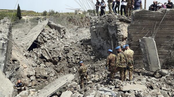 Pripadnici italijanskih mirovnih snaga vrše inspekciju mosta uništenog u izraelskim vazdušnim napadima - Sputnik Srbija