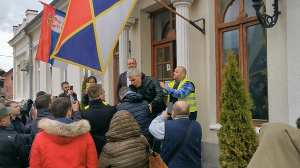 Tuča obezbeđenja i ekoloških aktivista ispred opštine Žagubica tokom protesta protiv rudnika zlata - Sputnik Srbija