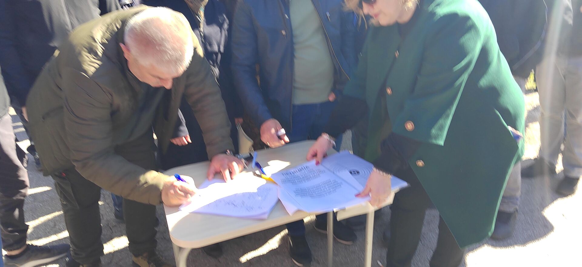 Potpisivanje peticije za povlačenje specijalaca tzv. kosovske policije sa severa KiM. - Sputnik Srbija, 1920, 12.04.2023