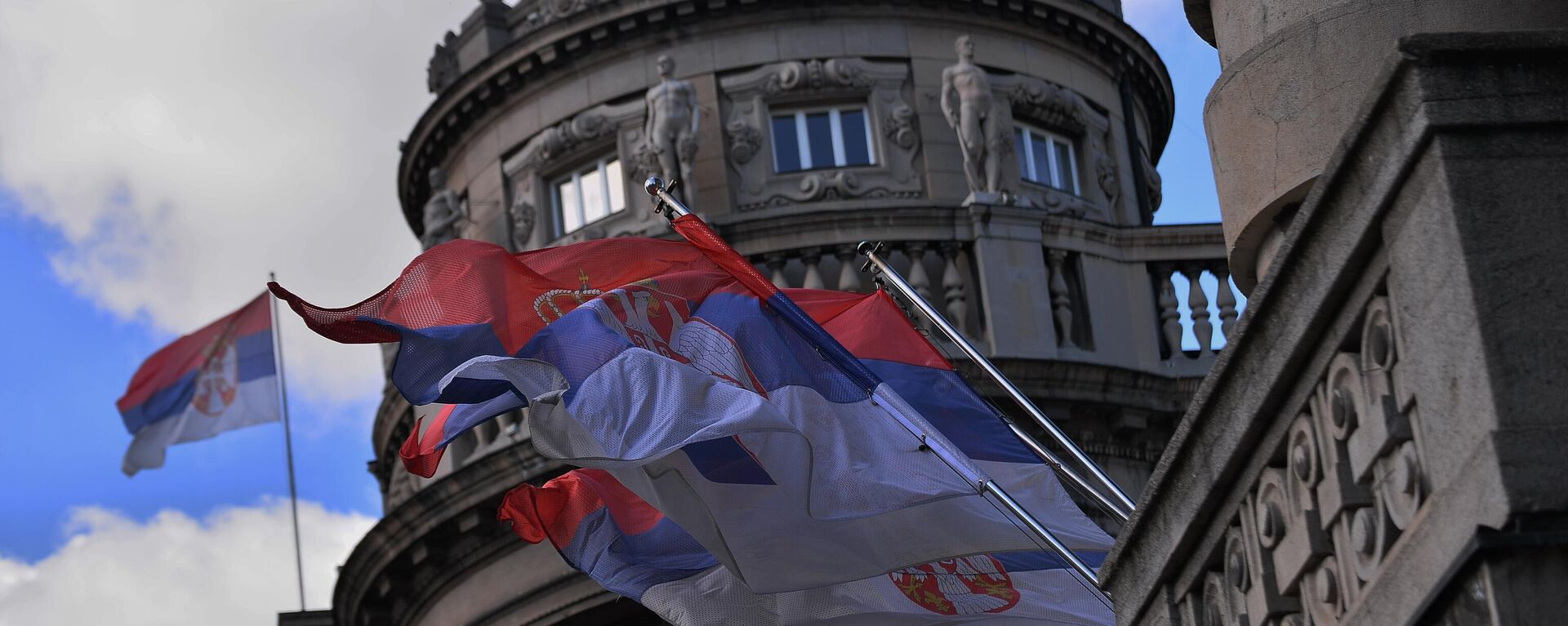 Srpske zastave na zgradi Vlade Srbije i Ministarstva spoljnih poslova - Sputnik Srbija, 1920, 27.05.2024