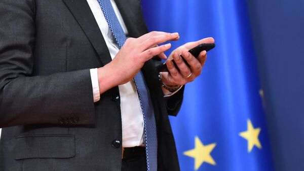 Diplomata EU kuca po ekranu mobilnog - Sputnik Srbija