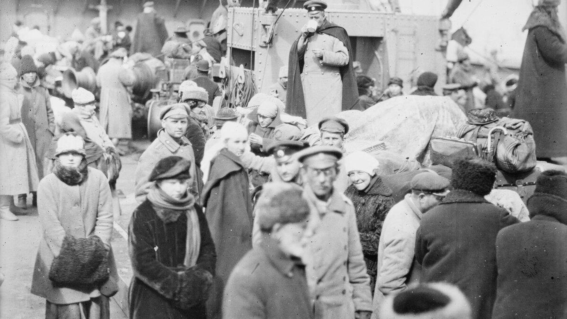 Руске избеглице на једном од бродова, због куге, колере, тифуса, понеки су чекали месецима да се коначно искрцају на копно. Није забележен ни један инцидент. - Sputnik Србија, 1920, 16.04.2023