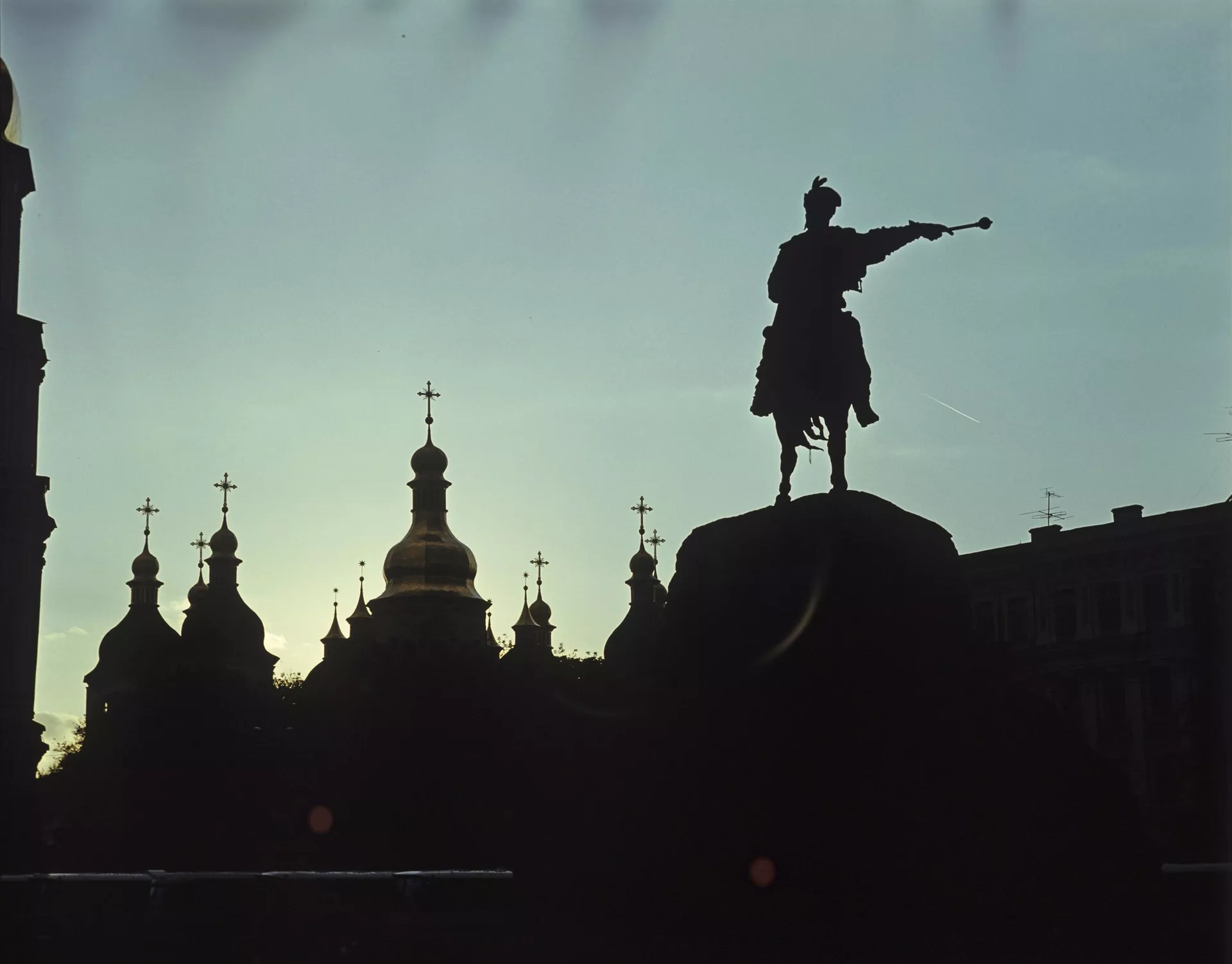 Spomenik Bogdanu Hmeljnickom u Kijevu. Iza Kijevsko-pečerska lavra - Sputnik Srbija, 1920, 31.07.2025