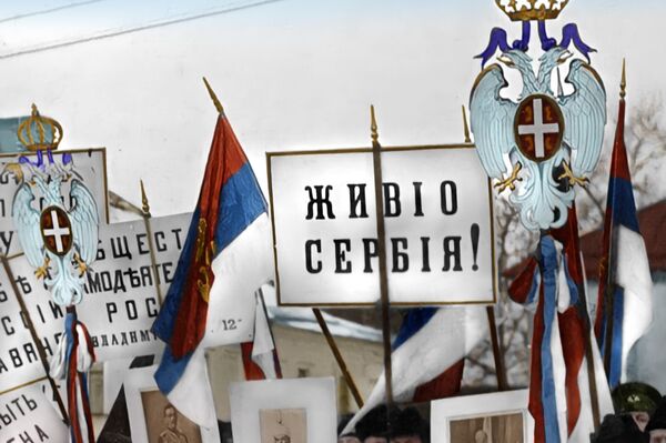 Miting podrške Srbima na ulicama Sankt Peterburga 1914. Fotografija koju je srpska javnost videla zahvaljujući Antonijeviću. - Sputnik Srbija