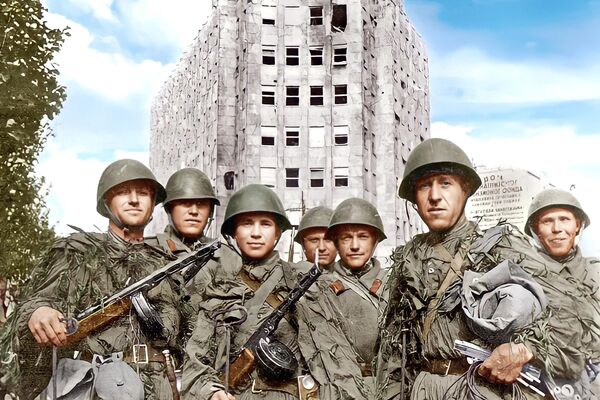 Obojena čuvena fotografija Sovjetskih vojnika kod palate Albanija. - Sputnik Srbija