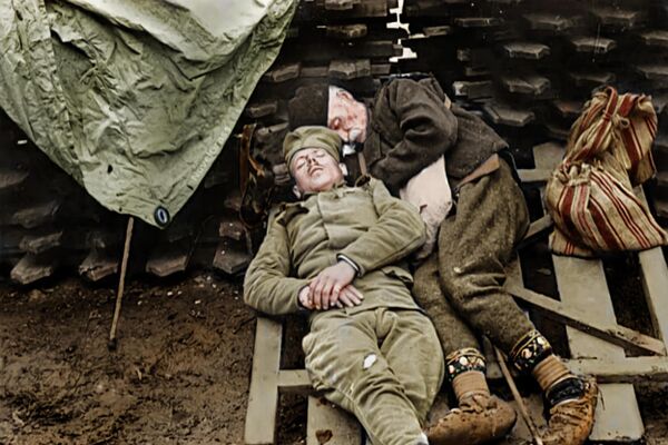 Отац и син у рову 1915. године - Боје су ову фотографију учиниле додатно потресном. - Sputnik Србија