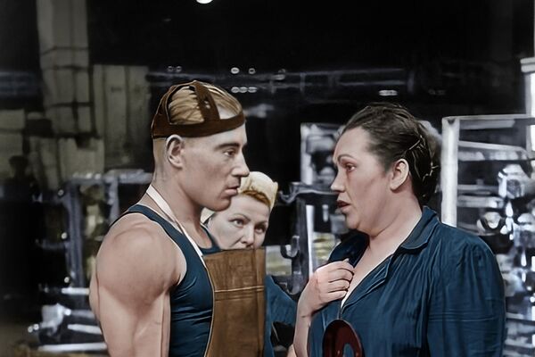 Obojeni radnici fabrike automobila u Sovjetskom savezu, fotografija iz 1954. - Sputnik Srbija