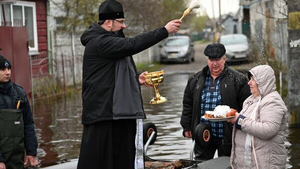 В Гомеле священник в Великую субботу приплыл к людям на лодке - Sputnik Србија