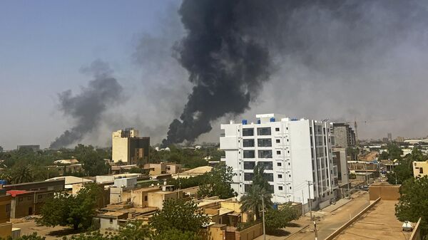 Dim iznad stambenih zgrada u sudanskom Hartumu tokom sukoba regularne vojske i snaga za brzo reagovanje - Sputnik Srbija